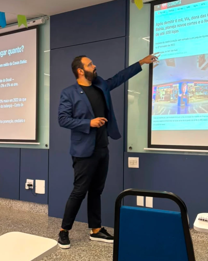 Fred Martins em palestra de marketing no Vale do Aço