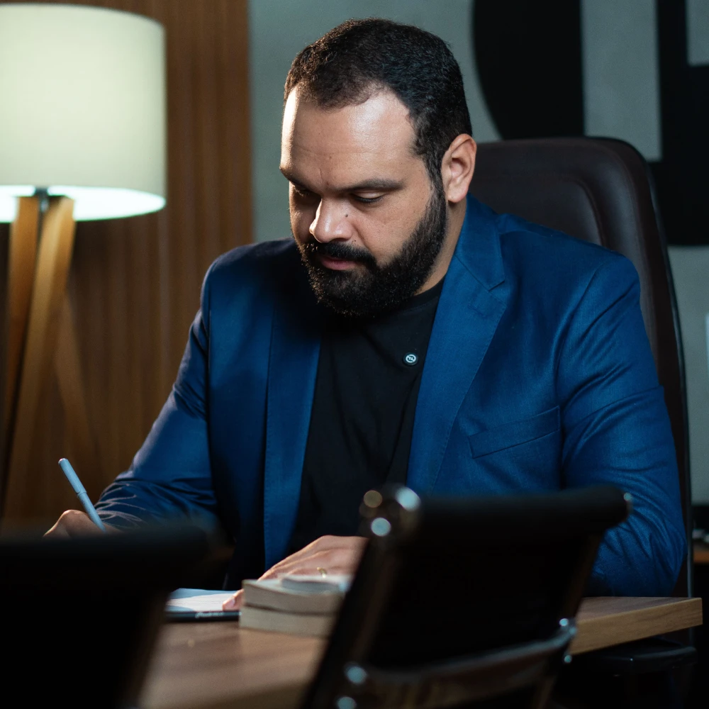 Frederico Martins no escritório da F. Design em Ipatinga