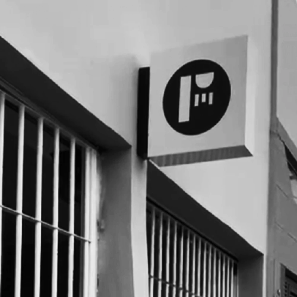 Fachada do escritório da F. Design com o símbolo da marca
